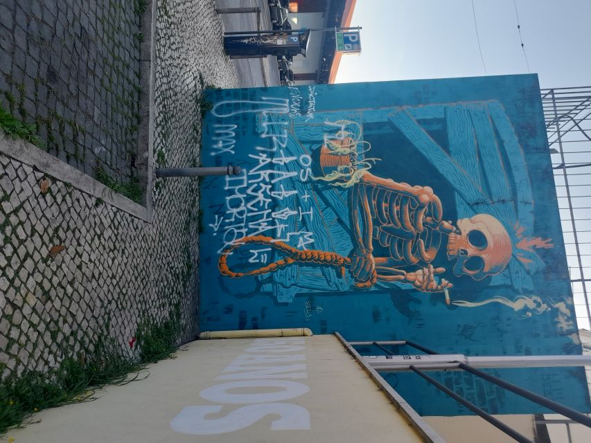 Lisbon: Private Tuk-Tuk Street Art Tour for 2,5 hours - Mouraria: old streets and local character