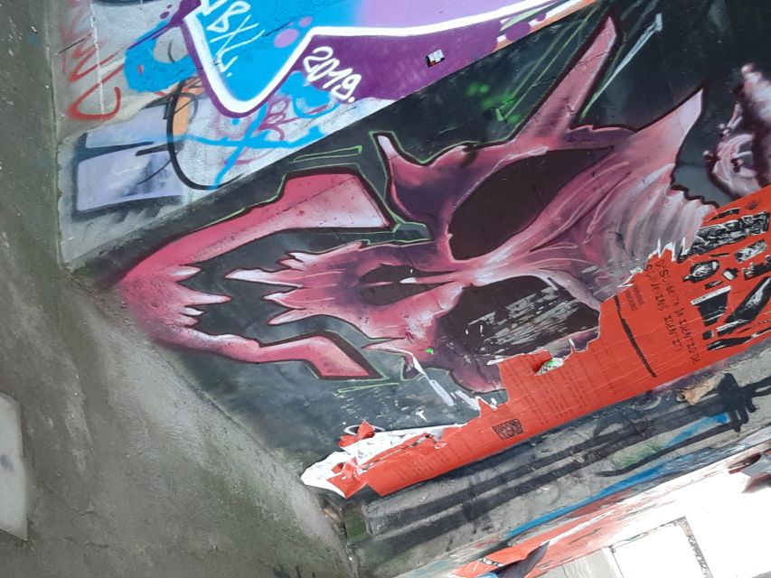 Lisbon: Private Tuk-Tuk Street Art Tour for 2,5 hours - Languages, guides, and the human side of the ride