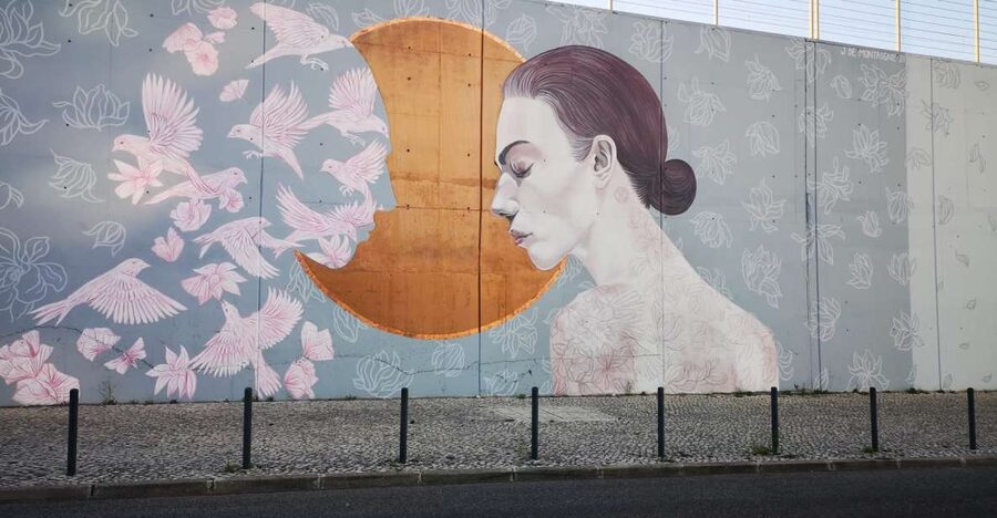 Lisbon: Street Art Tuk Tuk Tour - What the tuk tuk adds to the experience