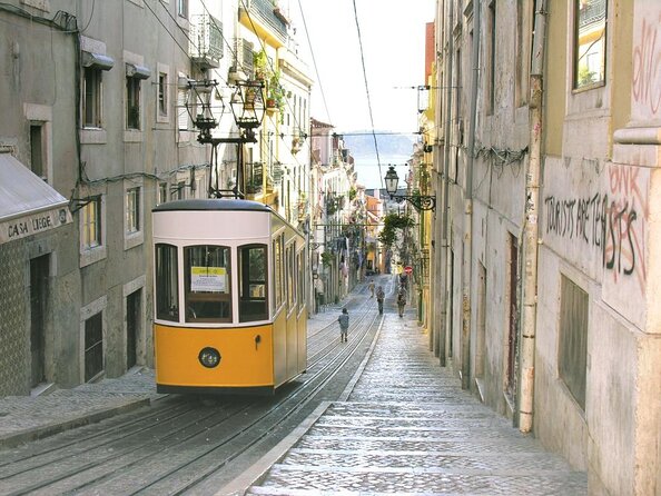 Lisbon: Street Art Walk - Starting at Largo da Graça