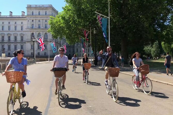 London Bike Tour: Landmarks, Secret Gems, Pub Stop & Street Art - Guides, bikes, and group size