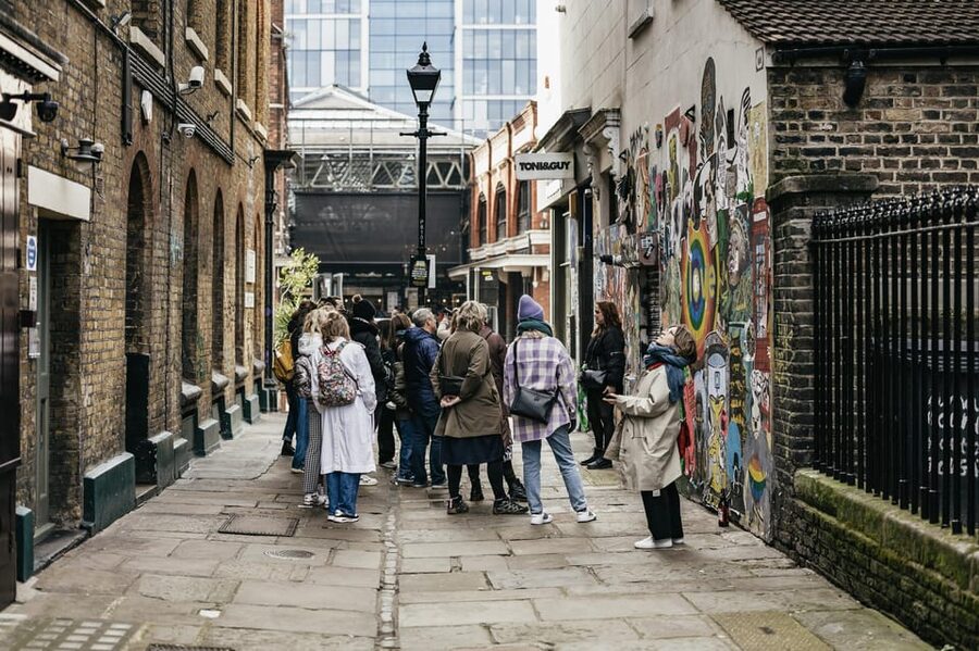 London: East End Street Art Tour and Spray Painting Workshop - What the guide adds to the walls