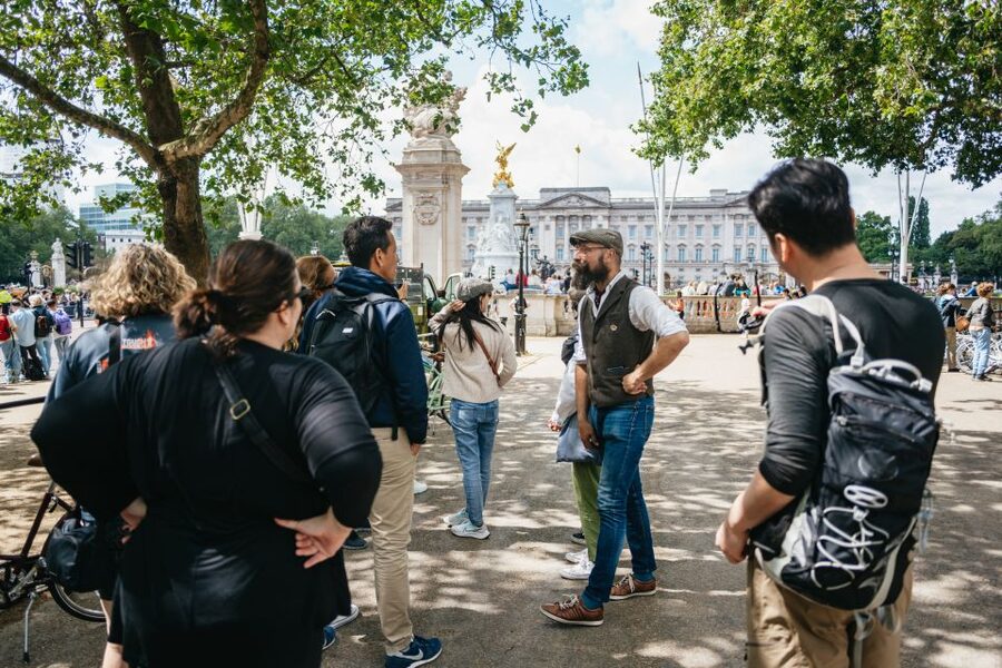 London: Landmarks & Secrets Bike Tour with Pub & Street Art - Who will get the most from the $101 price?
