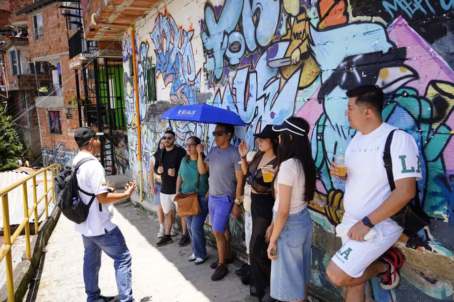 Medellín: Comuna 13 and Graffiti Guided Tour with a Local - A pause for ice cream and local color