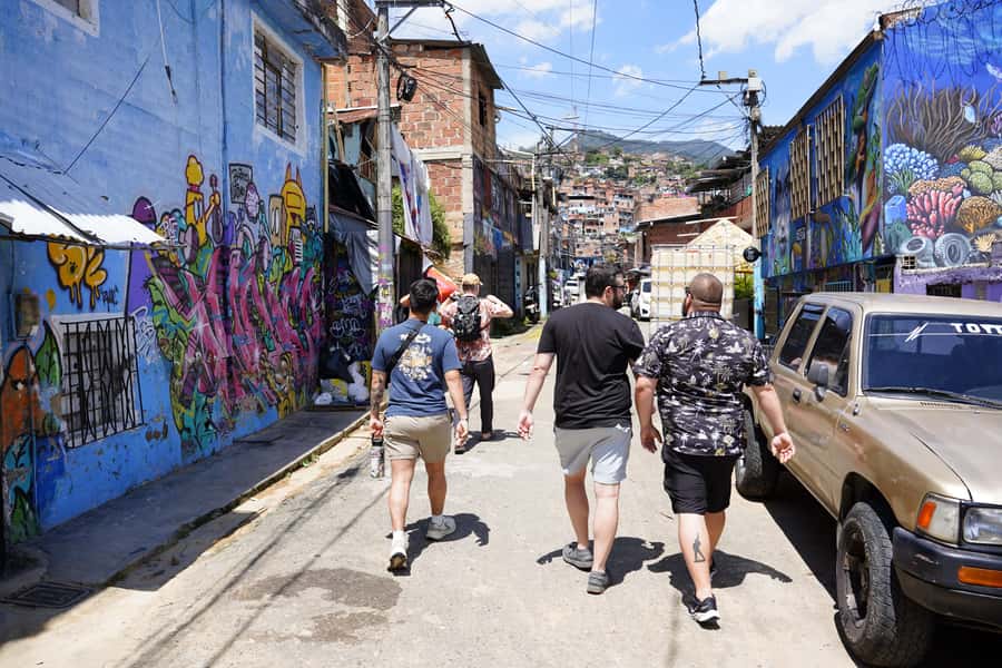 Medellín: Comuna 13 and Graffiti Guided Tour with a Local - Street dance with real energy