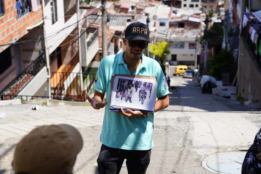 Medellín: Comuna 13 and Graffiti Guided Tour with a Local - What the $16 price really covers