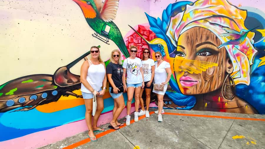 Medellin: Comuna 13 Graffiti Tour, Cable Car & Street Food - Key points to know before booking
