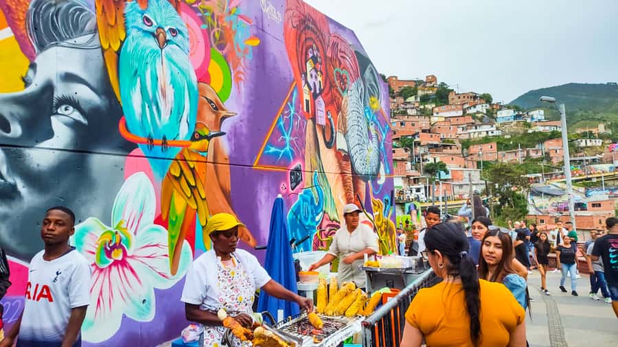 Medellin: Comuna 13 Graffiti Tour, Cable Car & Street Food - Who should book this four-hour experience?