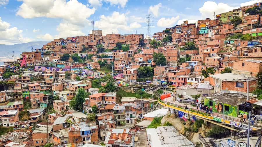Medellin: Comuna 13 Graffiti Tour, Cable Car & Street Food - Why this Comuna 13 tour works