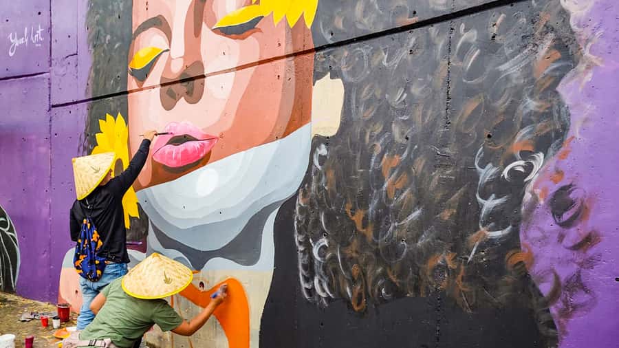 Medellin: Comuna 13 Graffiti Tour, Cable Car & Street Food - Coffee first, then the streets of Comuna 13