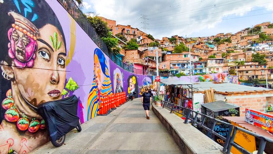 Medellin: Comuna 13 Graffiti Tour, Cable Car & Street Food - Music, dance, and the final drink above Medellín