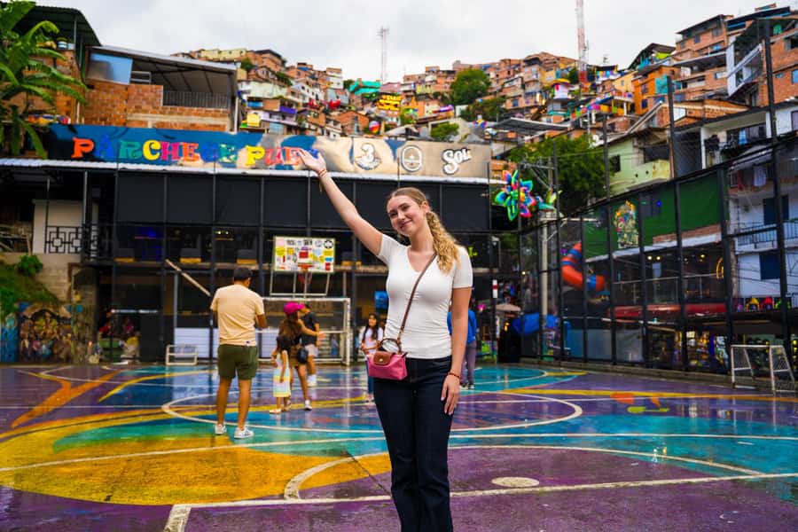 Medellín: Comuna 13 Tour with Snacks And Your Own Graffiti - The first look at Comuna 13