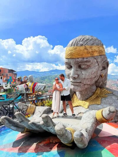 Medellín: Comuna 13 Tour with Snacks And Your Own Graffiti