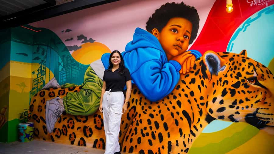 Medellín: Comuna 13 Tour with Snacks And Your Own Graffiti - The famous escalators and the neighborhood’s change