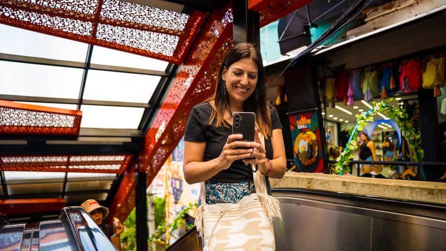 Medellín: Comuna 13 Tour with Snacks And Your Own Graffiti - Meeting a guide’s family