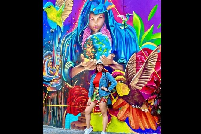 Medellín: Comuna 13 Tour with Spray Painting and ice cream - Electric stairways and the practical side of the route