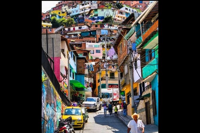Medellín: Comuna 13 Tour with Spray Painting and ice cream - Starting at Cra. 108 and walking into the neighborhood