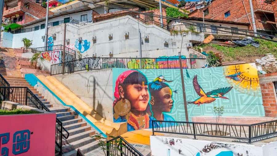 Medellin: Graffiti Tour Comuna 13 - Key points at a glance
