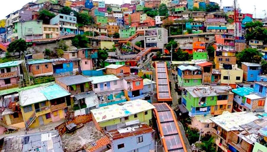 Medellin: Graffiti Tour Comuna 13 - Walking through the art of Comuna 13