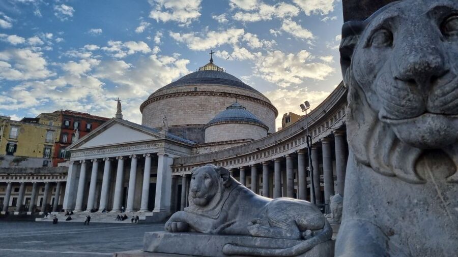Naples Essentials: Monuments, Local Life & Street Art - Entering the Quartieri Spagnoli