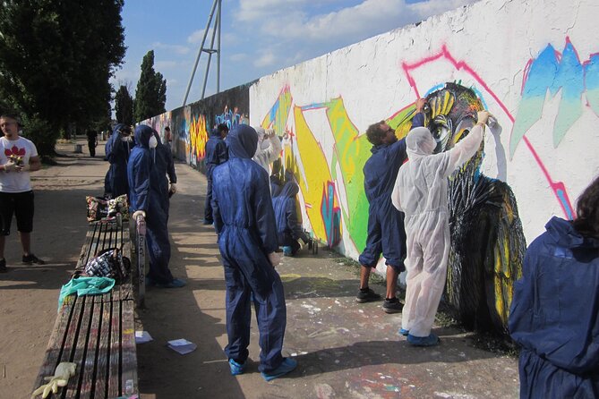 Open graffiti workshop in the Mauerpark in Berlin - Sketching the motif before touching a spray can