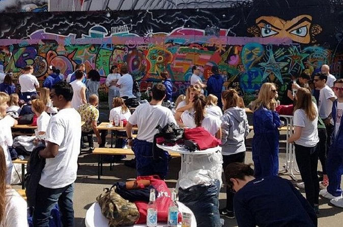Open graffiti workshop in the Mauerpark in Berlin - Using the cans, caps, and primer