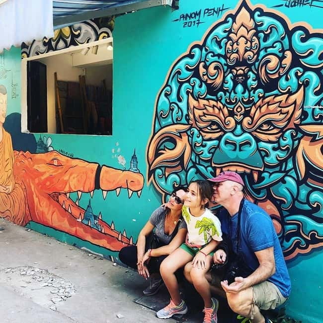 Phnom Penh: Street Art and Noodle Tour by Tuk Tuk - A second guided stretch through the city