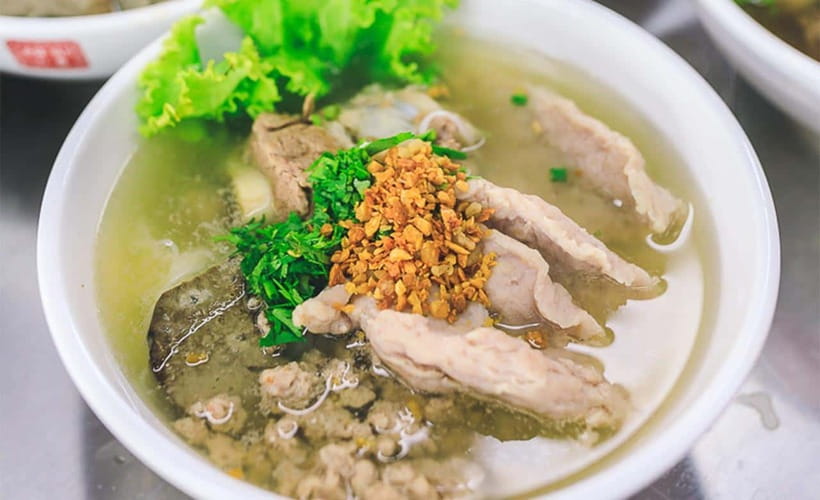 Phnom Penh: Street Art & Food Tour by Tuk-Tuk - Banh chaev and the food lesson at Wat Botum Park