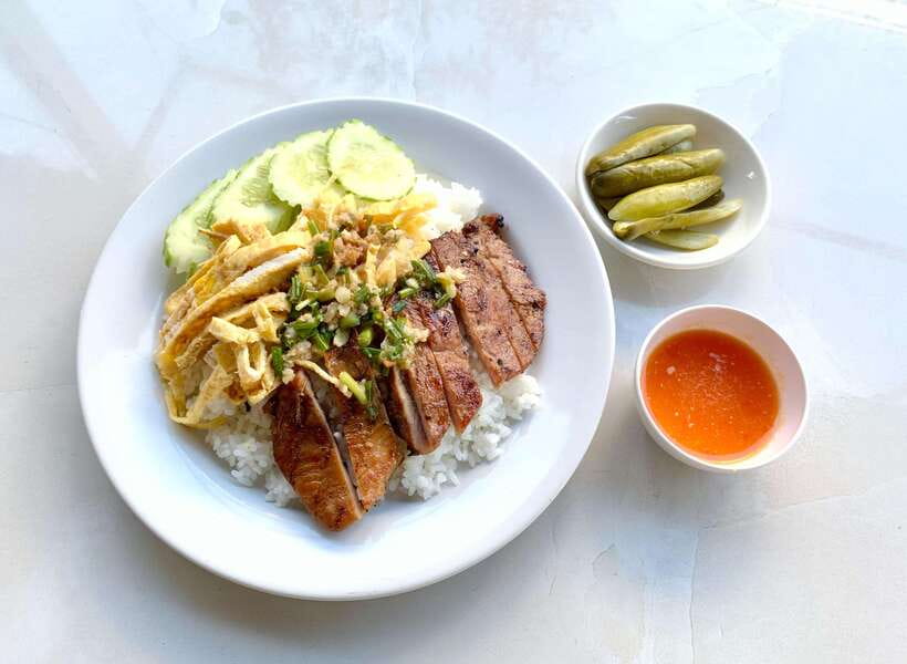 Phnom Penh: Street Art & Food Tour by Tuk-Tuk - Breakfast at Boeng Keng Kang Market