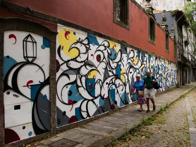 Porto Tour: Street Art & Architecture Experience 3h - Porto’s urban story begins at Estatua de Vimara Pérez