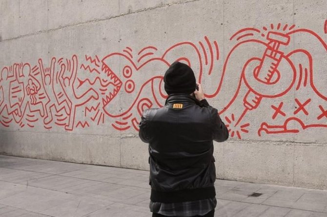 Raval Street Art and Graffiti Guided Tour in Barcelona - A stop at Tres Chemineas