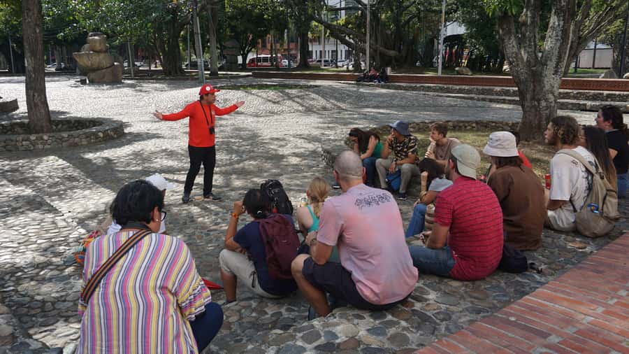 Shared Tour Cali's Salsa, Graffiti & Resistance Experience - Calle del Pecado and the flavor of Cali nightlife