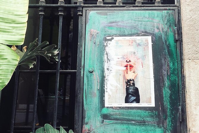 Street Art, Sculptures & Crime Stories Walking Tour – Barcelona - What the guide adds to the experience