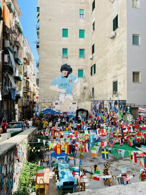 Street art tour of the Spanish Quarters & Maradona idol - Meeting the artists of the Spanish Quarters