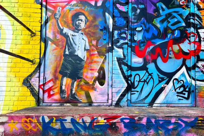 Street Art Walking Tour, private local Dutch guide - What a private guide changes