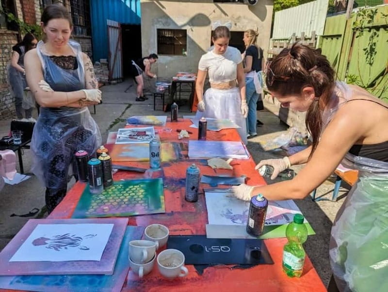Street Art Workshop & Tour - Private Group - Moving from observation to spray cans
