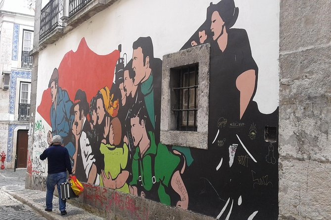 The Real Lisbon Street Art Private Guided Tour by Minivan - Starting with a local guide and a city overview