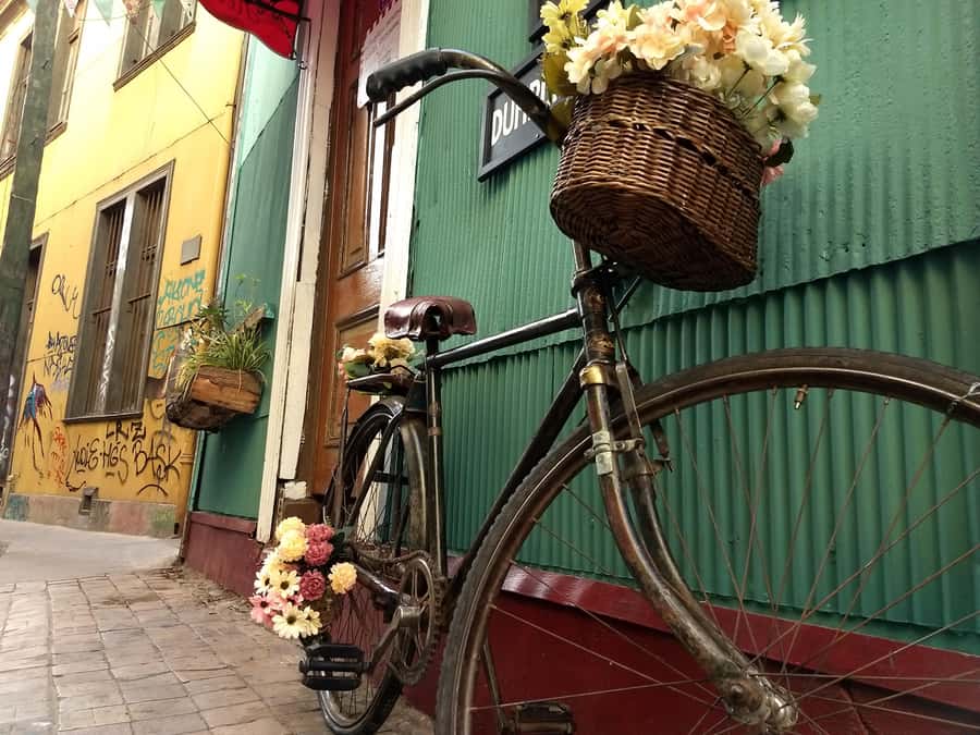 Valparaiso: Street Art, Funiculars and Port City Tour - Starting at Muelle Prat and the Valparaíso port